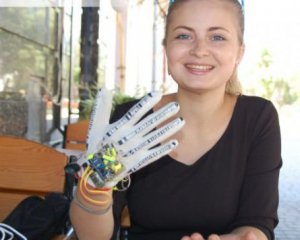 Студентка створила рукавичку, яка перекладає мову жестів