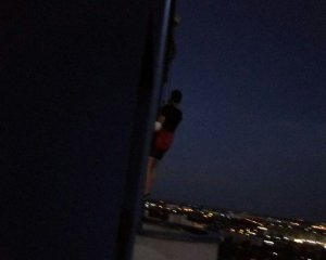 Рятувальники зняли &quot;чоловіка-павука&quot; з чужого балкона на 22-му поверсі