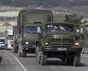 Появилось видео, на котором Россия перебрасывает свою военную технику к границе с Украиной