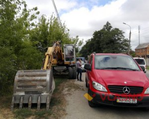 Люди не пустили техніку на будівництво кладовища