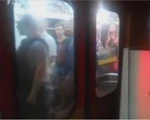 Пассажиры метро выходили из поломанного поезда через кабину машиниста