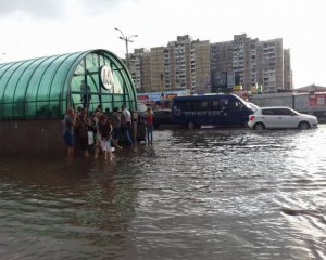 Непогода в Киеве: появились фото и видео последствий