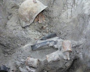 На Донбасі виявили поховання військових