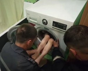 Ребенок застрял в стиральной машине