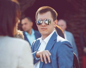 "Скромне" життя столичного прокурора: десять квартир, два авто за понад 3 млн грн