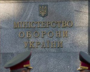 В Києві військові в знак протесту прикували себе до паркану Генштабу