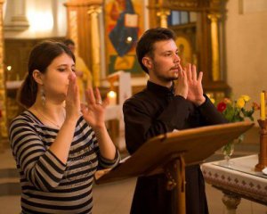 Німа церква: ЗМІ показали, як у Львові правлять служби мовою жестів