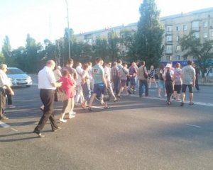 Киевляне вышли на протест: перекрыли дорогу и требуют восстановить электричество в домах