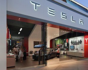 Tesla несе рекордні збитки