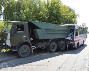 ДТП на Волині: маршрутка врізалася у вантажівку