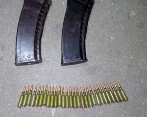"Просто забув про них" - поліцейські виявили схованку з боєприпасами