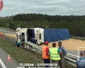 На Одеській трасі перекинувся зерновоз