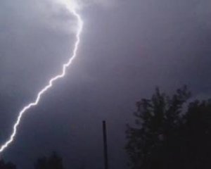 Сняли на видео, как молния ударила в жилой дом