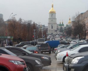 Столичні парковки зробили безкоштовними у вихідні дні