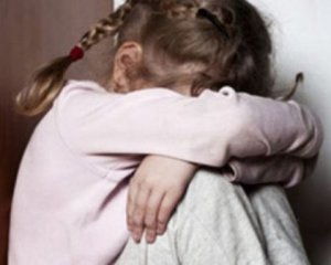 6-річну дівчинку бив та ґвалтував вітчим