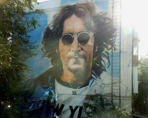 Портрет Леннона на бывшей площади Советской - призыв к миру:Интервью с художником