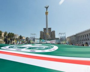 На Майдане Независимости развернули самый большой флаг Ичкерии