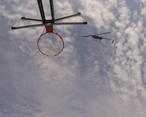 Баскетболист забросил мяч в кольцо с вертолета