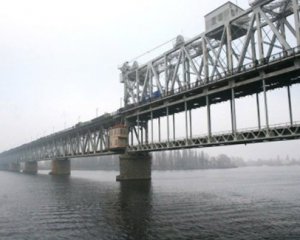 Патрульные сняли с моста самоубийцу