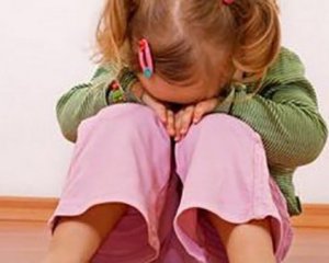 Вітчим до напівсмерті побив дворічну дитину