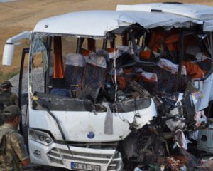 Кран упав на пасажирський автобус, є жертви