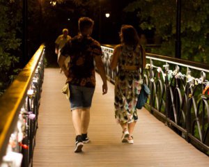 Романтика: мост влюбленных в Киеве подсветили