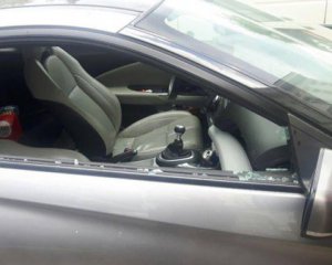 Прохожий разбил окно машины, спасая 3-летнего ребенка