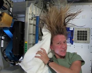 Жінка показала, як у космосі мити волосся