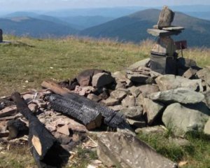 На горі зрубали й спалили хрест