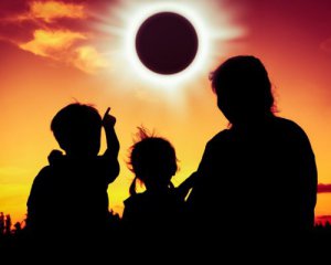 Повне сонячне затемнення: де спостерігати і що воно віщує українцям