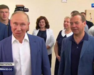 В соцсетях высмеяли фото Путина и Медведева в Крыму