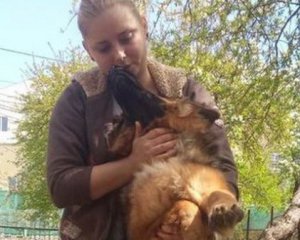 Жінка знімала на відео, як підвішувала на дереві собаку