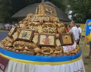 Самый большой каравай в Украине привезли на Сорочинскую ярмарку