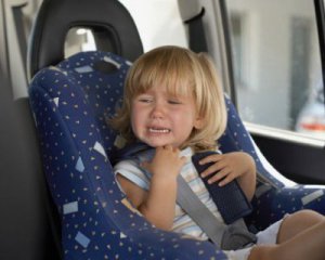 Обережно, спека! Чому не можна залишати дітей в авто: добірка реклам