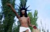 Активистка Femen голышом вскарабкалась на постамент и бросалась конфетами Roshen