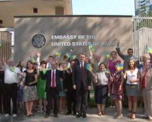 Работники посольства США спели песню для украинцев