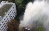 У столиці прорвало трубу з гарячою водою, струмінь сягає декількох метрів