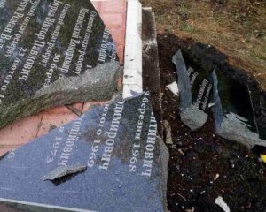 Вандалы разбили памятник погибшим бойцам батальона Кульчицкого