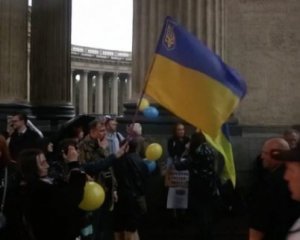 &quot;Крым - не мой! Украденное не принимаю!&quot; - в Петербурге состоялась акция в поддержку Украины