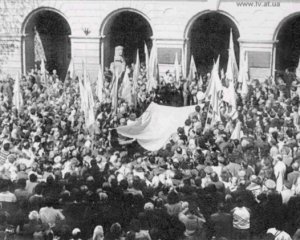 Національний прапор перед першим підняттям над Ратушею двічі освятили