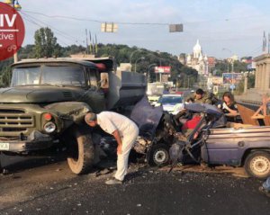 Серьезное ДТП на мосту Патона: есть пострадавшие