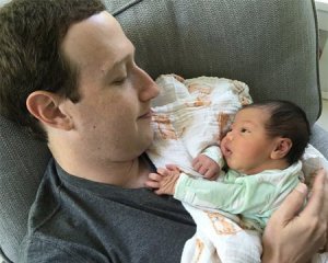 Марк Цукерберг показал нежное фото с новорожденной дочкой