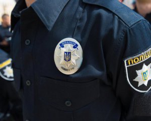 Патрульні врятували малюка, який заблокувався в автомобілі
