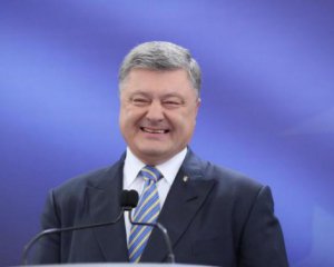 Порошенко в футболке и джинсах фотографировался у супер-маркета