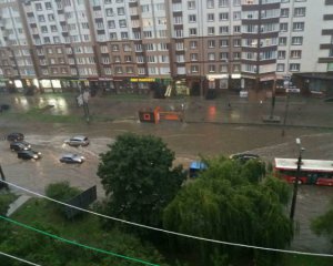 В Івано-Франківську через сильну зливу затопило півміста