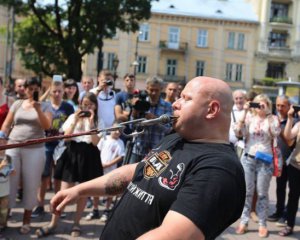 Педіатр рятує дитячі життя перетягуванням вагонів