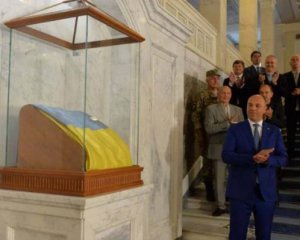 Стало відомо, скільки Рада витратила на експозицію прапора