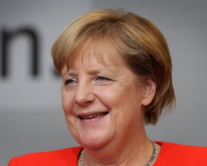 Меркель закидали помідорами на мітингу