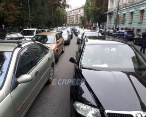 Машины с еврономерами заблокировали центр Киева