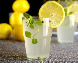Найкращим напоєм від похмілля виявився звичайний лимонад